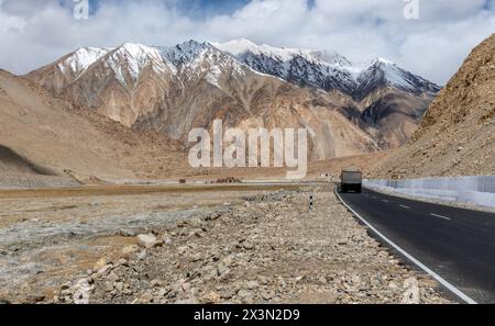 Strada che conduce alla cima del passo di montagna di Chang la a 17.590 metri nell'Himalaya indiana settentrionale Foto Stock