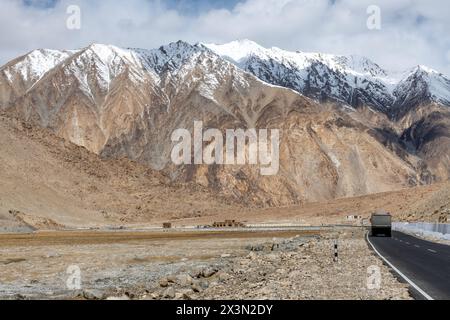 Strada che conduce alla cima del passo di montagna di Chang la a 17.590 metri nell'Himalaya indiana settentrionale Foto Stock