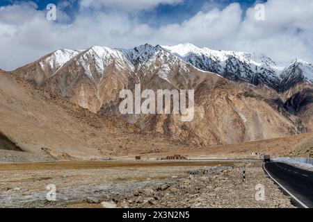 Strada che conduce alla cima del passo di montagna di Chang la a 17.590 metri nell'Himalaya indiana settentrionale Foto Stock