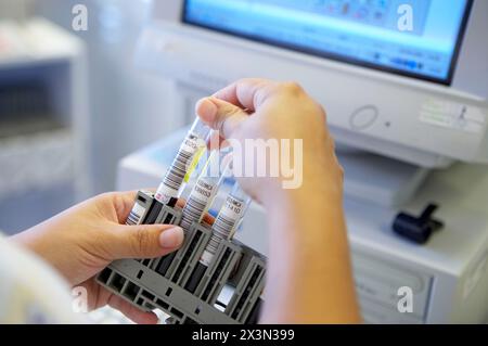 Prove cliniche e di laboratorio. Ospedale Universitario Gran Canaria medico Negrin, Las Palmas de Gran Canaria. Isole Canarie Spagna Foto Stock