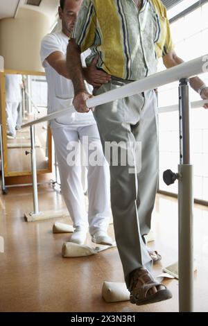 Riabilitazione ictus, barre parallele per esercizi di coordinamento. Ospedale Universitario de Gran Canaria Dottor Negrin, Las Palmas de Gran Canaria. CAN Foto Stock