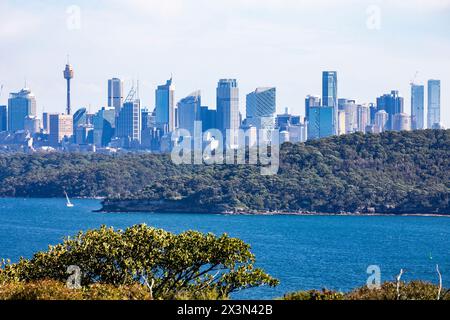 Lo skyline e il paesaggio urbano del centro di Sydney sono visti da North Head Manly, attraverso il porto di Sydney e Sydney Head, NSW, Australia Foto Stock