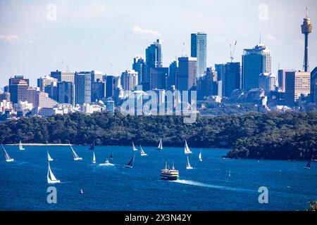Lo skyline e il paesaggio urbano del centro di Sydney sono visti da North Head Manly, attraverso il porto di Sydney e Sydney Head, NSW, Australia Foto Stock