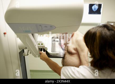 Mammografia, radiodiagnostica. Ospedale Universitario de Gran Canaria Dottor Negrin, Las Palmas de Gran Canaria. Isole Canarie, Spagna Foto Stock