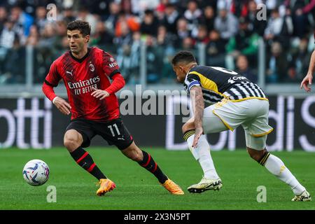 Torino, Italia. 27 aprile 2024. Christian Pulisic dell'AC Milan (L) gareggia per il ballo con Luiz da Silva Danilo della Juventus FC (R) durante la partita di calcio di serie A 2023/24 tra Juventus FC e AC Milan all'Allianz Stadium di Torino, Italia il 27 aprile 2024 - foto FCI/Fabrizio Carabelli punteggio finale; Juventus 0;0 Milano (foto di Fabrizio Carabelli/SOPA Images/Sipa USA) crediti: SIPA USA/Alamy Live News Foto Stock