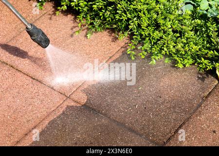 Pulizia lastre in pietra per patio ad alta pressione Foto Stock