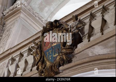 Sopron, Ungheria. Cattedrale di St George nella città vecchia di Sopron. Stemma nella navata della chiesa Foto Stock