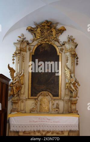 Sopron, Ungheria. Cattedrale di St George nella città vecchia di Sopron. Altare laterale con pittura religiosa Foto Stock