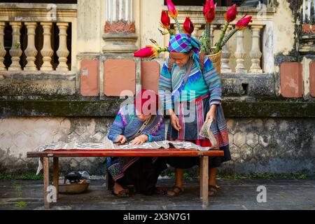 Donne Hmong di fiori al Palazzo dei Re Hmong (Vau Meo) a Bac ha, provincia di Lao Cai, Vietnam Foto Stock