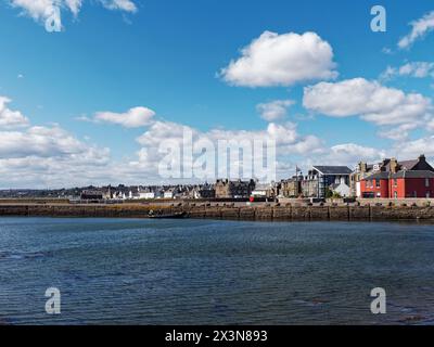 Guardando dal Porto del Castello di Broughty Ferry verso la Citta' e la Spiaggia Crescent con le Case e gli Appartamenti che costeggiano il litorale. Foto Stock