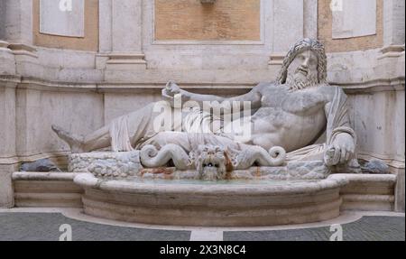 Marfurio o Marforio - grande scultura romana in marmo di un dio disteso del fiume barbuto o Oceano, una delle statue parlanti di Roma. Palazzo nuovo - Foto Stock