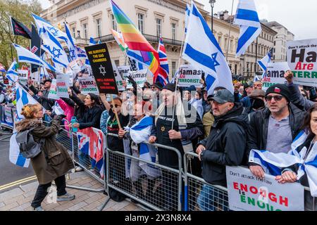 Waterloo Place, Londra, Regno Unito. 27 aprile 2024. Le persone di tutte le fedi si uniscono alle proteste contrarie "basta” in una posizione contro il sostegno aperto e la glorificazione delle organizzazioni terroristiche proibite e un sistema di polizia a due livelli percepito hanno ulteriormente alimentato le preoccupazioni degli ebrei britannici e dei loro alleati. Le contro proteste sono state organizzate in risposta a quasi 7 mesi di marce pro-palestinesi. Le precedenti contro proteste hanno visto il gruppo affrontare minacce di morte e chiedere il genocidio degli ebrei dalla Nazione di Israele. Foto di Amanda Rose/Alamy Live News Foto Stock