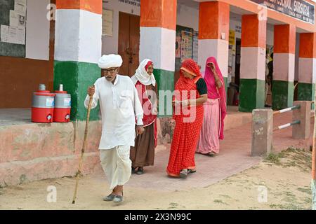 Ajmer, India. 26 aprile 2024. Le persone che votano durante la seconda fase dei sondaggi al villaggio di Kishangarh nel distretto di Ajmer nel Rajasthan. (Foto di Shaukat Ahmed/Pacific Press) credito: Pacific Press Media Production Corp./Alamy Live News Foto Stock