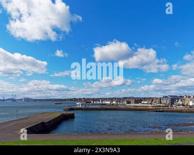 Guardando dal Porto del Castello di Broughty Ferry verso la Citta' e la Spiaggia Crescent con le Case e gli Appartamenti che costeggiano il litorale. Foto Stock