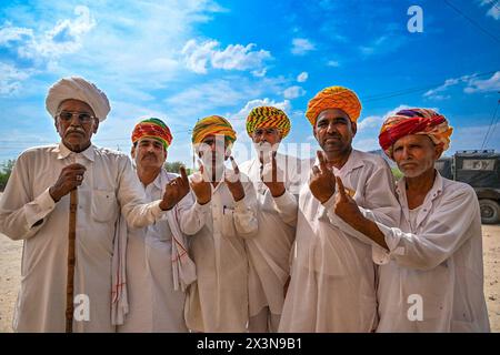 Ajmer, India. 26 aprile 2024. Le persone che votano durante la seconda fase dei sondaggi al villaggio di Kishangarh nel distretto di Ajmer nel Rajasthan. (Foto di Shaukat Ahmed/Pacific Press) credito: Pacific Press Media Production Corp./Alamy Live News Foto Stock