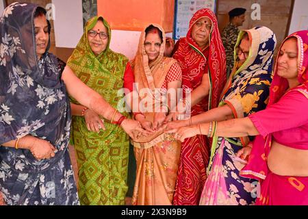 Ajmer, India. 26 aprile 2024. Le persone che votano durante la seconda fase dei sondaggi al villaggio di Kishangarh nel distretto di Ajmer nel Rajasthan. (Foto di Shaukat Ahmed/Pacific Press) credito: Pacific Press Media Production Corp./Alamy Live News Foto Stock