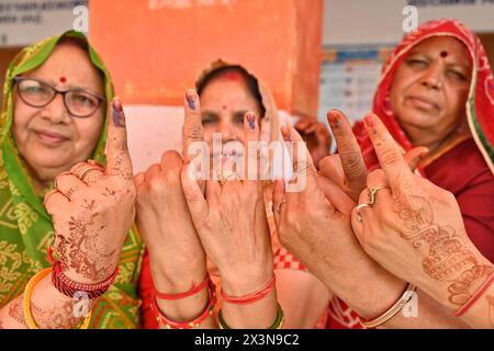 Ajmer, India. 26 aprile 2024. Le persone che votano durante la seconda fase dei sondaggi al villaggio di Kishangarh nel distretto di Ajmer nel Rajasthan. (Foto di Shaukat Ahmed/Pacific Press) credito: Pacific Press Media Production Corp./Alamy Live News Foto Stock