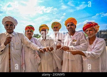 Ajmer, Rajasthan, India. 26 aprile 2024. Le persone che votano durante la seconda fase dei sondaggi al villaggio di Kishangarh nel distretto di Ajmer nel Rajasthan. (Credit Image: © Shaukat Ahmed/Pacific Press via ZUMA Press Wire) SOLO PER USO EDITORIALE! Non per USO commerciale! Foto Stock