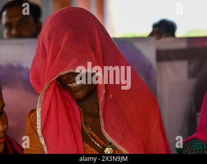 Ajmer, Rajasthan, India. 26 aprile 2024. Le persone che votano durante la seconda fase dei sondaggi al villaggio di Kishangarh nel distretto di Ajmer nel Rajasthan. (Credit Image: © Shaukat Ahmed/Pacific Press via ZUMA Press Wire) SOLO PER USO EDITORIALE! Non per USO commerciale! Foto Stock