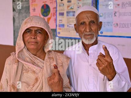 Ajmer, Rajasthan, India. 26 aprile 2024. Le persone che votano durante la seconda fase dei sondaggi al villaggio di Kishangarh nel distretto di Ajmer nel Rajasthan. (Credit Image: © Shaukat Ahmed/Pacific Press via ZUMA Press Wire) SOLO PER USO EDITORIALE! Non per USO commerciale! Foto Stock