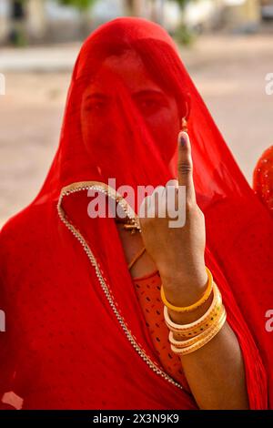 Ajmer, Rajasthan, India. 26 aprile 2024. Le persone che votano durante la seconda fase dei sondaggi al villaggio di Kishangarh nel distretto di Ajmer nel Rajasthan. (Credit Image: © Shaukat Ahmed/Pacific Press via ZUMA Press Wire) SOLO PER USO EDITORIALE! Non per USO commerciale! Foto Stock