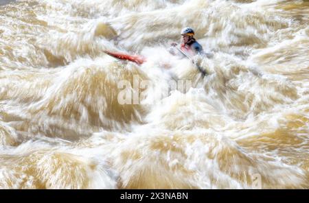 Markkleeberg, Germania. 28 aprile 2024. Canottaggio: Slalom di canoa di qualificazione olimpica tedesca, donne, semifinali. Jannemien Panzlaff sul campo. Crediti: Hendrik Schmidt/dpa/Alamy Live News Foto Stock