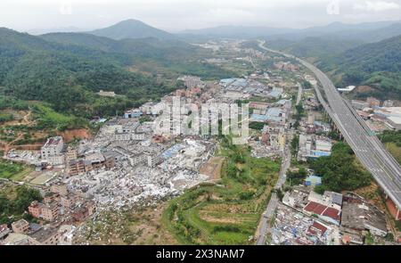 (240428) -- GUANGZHOU, 28 aprile 2024 (Xinhua) -- una foto aerea del drone scattata il 28 aprile 2024 mostra edifici danneggiati dopo un tornado nel villaggio di Guangming della città di Zhongluotan del distretto di Baiyun, Guangzhou, provincia del Guangdong della Cina meridionale. Cinque persone sono state uccise e altre 33 ferite da un forte tornado che ha colpito Guangzhou, la capitale della provincia del Guangdong della Cina meridionale, sabato pomeriggio, hanno detto le autorità locali. Il tornado colpì Zhongluotan Town nel quartiere Baiyun della città intorno alle 15:00, mentre la stazione meteorologica nel villaggio di Liangtian, a circa 2,8 chilometri dalla lacerazione Foto Stock