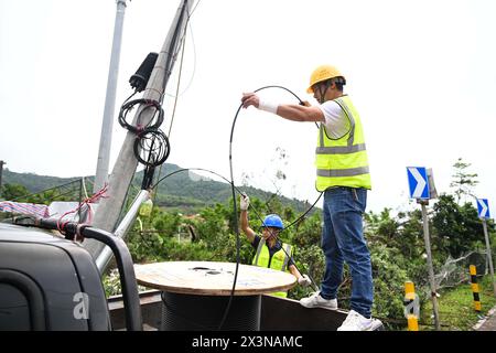 (240428) -- GUANGZHOU, 28 aprile 2024 (Xinhua) -- le persone riparano gli impianti di alimentazione elettrica dopo un tornado nel villaggio di Guangming della città di Zhongluotan del distretto di Baiyun, Guangzhou, provincia del Guangdong della Cina meridionale, 28 aprile 2024. Cinque persone sono state uccise e altre 33 ferite da un forte tornado che ha colpito Guangzhou, la capitale della provincia del Guangdong della Cina meridionale, sabato pomeriggio, hanno detto le autorità locali. Il tornado ha colpito Zhongluotan Town nel quartiere Baiyun della città intorno alle 15:00, mentre la stazione meteorologica nel villaggio di Liangtian, a circa 2,8 chilometri dal punto di riferimento del tornado Foto Stock