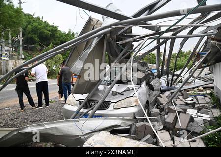 (240428) -- GUANGZHOU, 28 aprile 2024 (Xinhua) -- Un'auto danneggiata viene vista dopo un tornado nel villaggio di Guangming della città di Zhongluotan del distretto di Baiyun, Guangzhou, provincia del Guangdong della Cina meridionale, 28 aprile 2024. Cinque persone sono state uccise e altre 33 ferite da un forte tornado che ha colpito Guangzhou, la capitale della provincia del Guangdong della Cina meridionale, sabato pomeriggio, hanno detto le autorità locali. Il tornado colpì Zhongluotan Town nel quartiere Baiyun intorno alle 15:00, mentre la stazione meteorologica nel villaggio di Liangtian, a circa 2,8 chilometri dal punto di ritrovo del tornado, regis Foto Stock