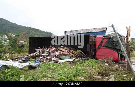 (240428) -- GUANGZHOU, 28 aprile 2024 (Xinhua) -- Un camion danneggiato dopo un tornado è stato visto nel villaggio di Guangming della città di Zhongluotan del distretto di Baiyun, Guangzhou, provincia del Guangdong della Cina meridionale, 28 aprile 2024. Cinque persone sono state uccise e altre 33 ferite da un forte tornado che ha colpito Guangzhou, la capitale della provincia del Guangdong della Cina meridionale, sabato pomeriggio, hanno detto le autorità locali. Il tornado colpì Zhongluotan Town nel distretto di Baiyun intorno alle 15:00, mentre la stazione meteorologica nel villaggio di Liangtian, a circa 2,8 chilometri dal punto di ritrovo del tornado, Reg Foto Stock