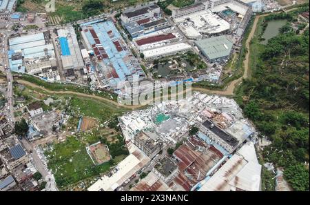 (240428) -- GUANGZHOU, 28 aprile 2024 (Xinhua) -- una foto aerea del drone scattata il 28 aprile 2024 mostra edifici danneggiati dopo un tornado nel villaggio di Chendong della città di Zhongluotan del distretto di Baiyun, Guangzhou, provincia del Guangdong della Cina meridionale. Cinque persone sono state uccise e altre 33 ferite da un forte tornado che ha colpito Guangzhou, la capitale della provincia del Guangdong della Cina meridionale, sabato pomeriggio, hanno detto le autorità locali. Il tornado ha colpito Zhongluotan Town nel quartiere Baiyun della città intorno alle 15:00, mentre la stazione meteorologica nel villaggio di Liangtian, a circa 2,8 chilometri dal torna Foto Stock