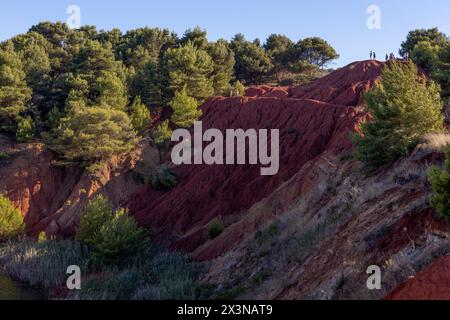 OTRANTO, ITALIA, 13 LUGLIO 2022 - terra rossa nello stagno della cava di bauxite a Otranto, provincia di Lecce, Puglia, Italia Foto Stock