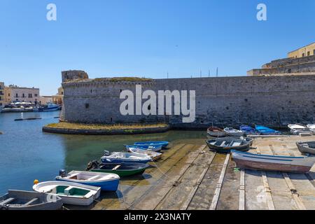 GALLIPOLI, ITALIA, 16 LUGLIO 2022 - veduta della torre del castello di Gallipoli nella città balneare di Gallipoli, provincia di Lecce, Puglia, Italia Foto Stock