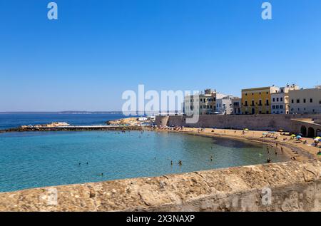 GALLIPOLI, ITALIA, 16 LUGLIO 2022 - Vista della spiaggia di Gallipoli, provincia di Lecce, Puglia, Italia Foto Stock