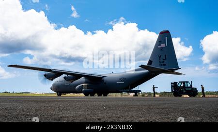Un C-130 Hercules della U.S. Air Force fuori dalla Yokota Air base, in Giappone, si prepara al decollo per trasportare i membri del servizio e il carico di ritorno alla Andersen Air Force Foto Stock