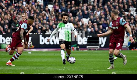 Londra, Regno Unito. 27 aprile 2024. Mohamed Salah di Liverpool (c) in azione. Partita di Premier League, West Ham Utd contro Liverpool allo Stadio di Londra, Queen Elizabeth Olympic Park a Londra, sabato 27 aprile 2024. Questa immagine può essere utilizzata solo per scopi editoriali. Foto per uso editoriale di Sandra Mailer/Andrew Orchard fotografia sportiva/Alamy Live news Credit: Andrew Orchard fotografia sportiva/Alamy Live News Foto Stock