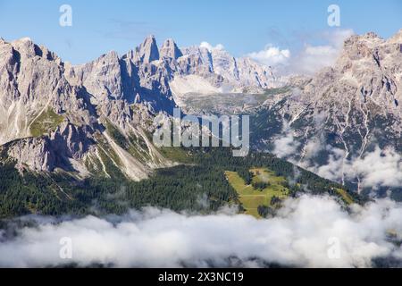 Vista panoramica sulle Dolomiti di Sesto o sulle Dolomiti di Sesto dalle Alpi Carniche, Italia Foto Stock