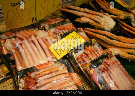 Zampe di granchio cotte su un barbecue nella città di Osaka in Giappone. Foto Stock