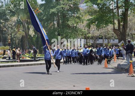 La processione di laureati in ingegneria durante il giorno viene effettuata a piedi e con bandiere Foto Stock