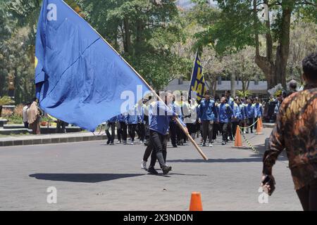 La processione di laureati in ingegneria durante il giorno viene effettuata a piedi e con bandiere Foto Stock
