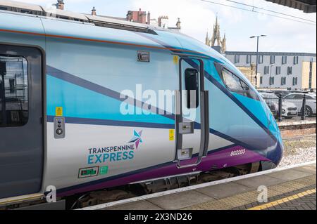 Newcastle Inghilterra Regno Unito 23 aprile 2024 Trans Pennine Express Hitachi High Speed Train HST prima della partenza. transpennine, pubblico, trasporti, ferrovia, Foto Stock