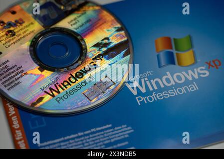 Themenbild - Microsoft Windows XP Lizenz CD, 26.04.2024 Themenbild - Microsoft Windows XP Lizenz CD, 26.04.2024 Microsoft Windows XP Lizenz mit Installations-CD: Ein historisches Artefakt, das Grundlagen für moderne und grafisch ansprechendere Betriebssysteme legte. *** Immagine a tema CD di licenza Microsoft Windows XP, 26 04 2024 immagine a tema CD di licenza Microsoft Windows XP, 26 04 2024 licenza Microsoft Windows XP con CD di installazione Un artefatto storico che ha gettato le basi per sistemi operativi moderni e più accattivanti dal punto di vista grafico Copyright: XEibner-Pressefoto/JonasxLohrmannx EP JLN Foto Stock