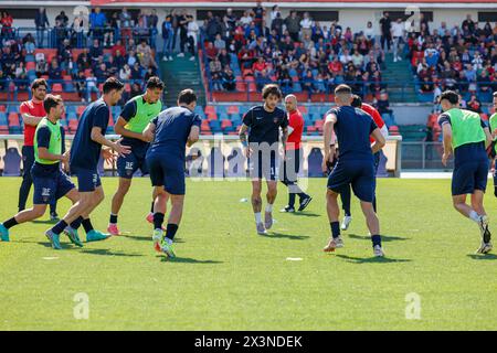 Cosenza, Italia. 27 aprile 2024. Stadio San Vito-Marulla Team Cosenza durante il riscaldamento della partita Cosenza vs Bari allo stadio San Vito-Marulla, serie BKT. Tutti i diritti riservati. Italia (Francesco Farina/SPP) Francesco Farina/SPP (FRANCESCO FARINA/SPP) crediti: SPP Sport Press Photo. /Alamy Live News Foto Stock