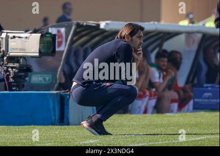 Cosenza, Italia. 27 aprile 2024. San Vito-Marulla Stadium Coach William Viali (Cosenza) durante la partita Cosenza-Bari allo stadio San Vito-Marulla, serie BKT. Tutti i diritti riservati. Italia (Francesco Farina/SPP) Francesco Farina/SPP (FRANCESCO FARINA/SPP) crediti: SPP Sport Press Photo. /Alamy Live News Foto Stock