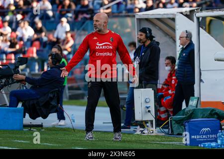 Cosenza, Italia. 27 aprile 2024. Stadio San Vito-Marulla il coach Federico Giampaolo (Bari) durante la partita Cosenza-Bari allo stadio San Vito-Marulla, serie BKT. Tutti i diritti riservati. Italia (Francesco Farina/SPP) Francesco Farina/SPP (FRANCESCO FARINA/SPP) crediti: SPP Sport Press Photo. /Alamy Live News Foto Stock