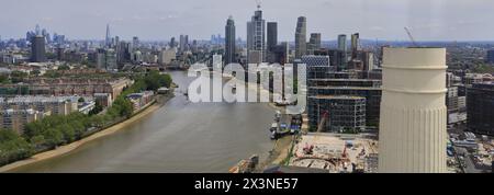 Vista verso est lungo il Tamigi, dall'ascensore 109, dalla centrale elettrica di Battersea, Battersea, Londra, Inghilterra Foto Stock