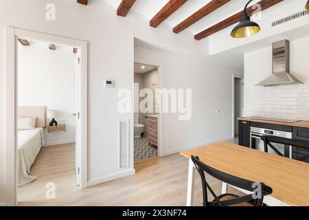 Aprire le porte alla camera da letto e al bagno nel monolocale Foto Stock