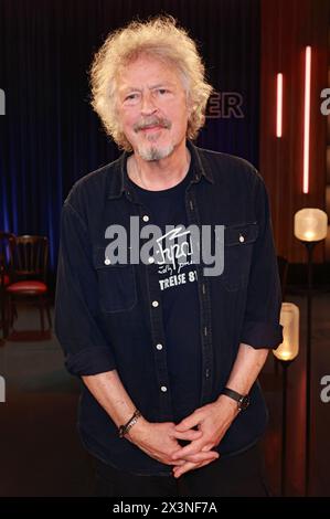 Wolfgang Niedecken bei der Aufzeichnung der WDR-Talkshow Kölner Treff im WDR Studio BS 3. Köln, 26.04.2024 *** Wolfgang Niedecken alla registrazione del talk show WDR Kölner Treff nello Studio WDR BS 3 Colonia, 26 04 2024 foto:xgbrcix/xFuturexImagex koelner treff2604 4414 Foto Stock