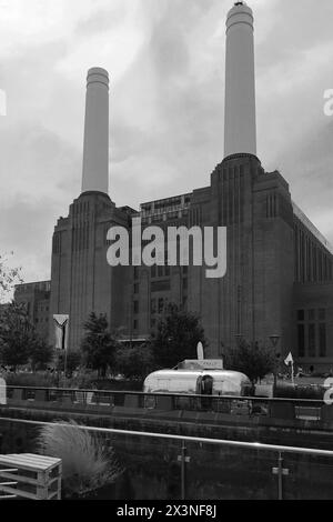 Vista dell'esterno della centrale elettrica di Battersea, Battersea, Londra, Inghilterra Foto Stock