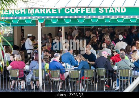 Quartiere Francese, New Orleans, in Louisiana. Il Cafe du Monde, famosa per i suoi caffè e beignets. Foto Stock